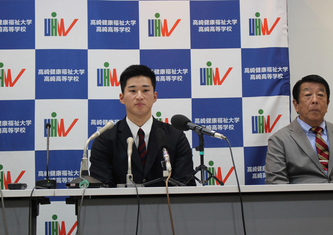 ヤクルトからドラフト4位指名を受け、会見する健大高崎・田中陽翔（撮影・久保賢吾）