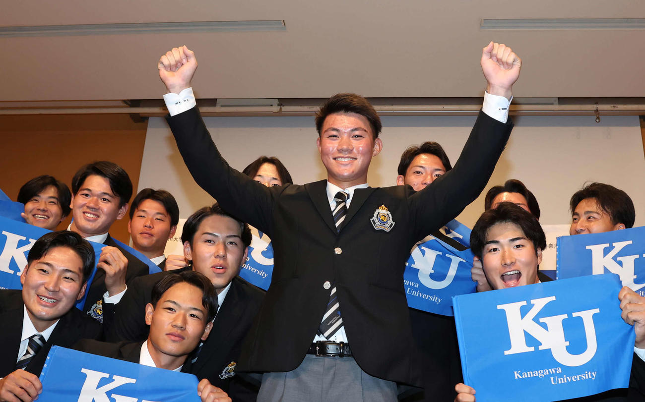 ソフトバンクの2位指名を受けて、野球部の仲間たちと写真に納まる庄子（撮影・丹羽敏通）