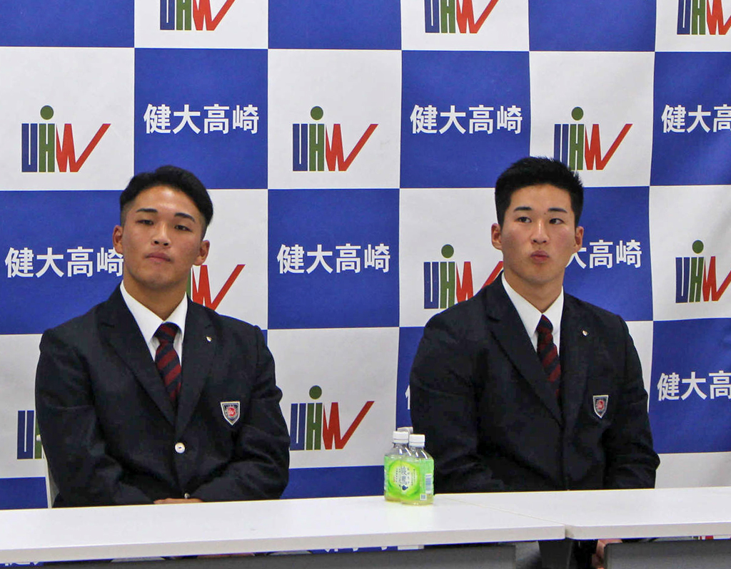 ドラフト会議のテレビを見つめる健大高崎・箱山遥人（左）とヤクルトから4位指名を受けた田中陽翔（撮影・久保賢吾）