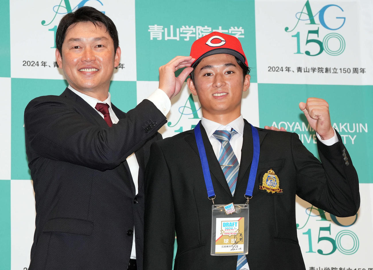 ドラフト会場から駆けつけた広島新井監督（左）と笑顔を見せる青学大・佐々木（撮影・たえ見朱実）