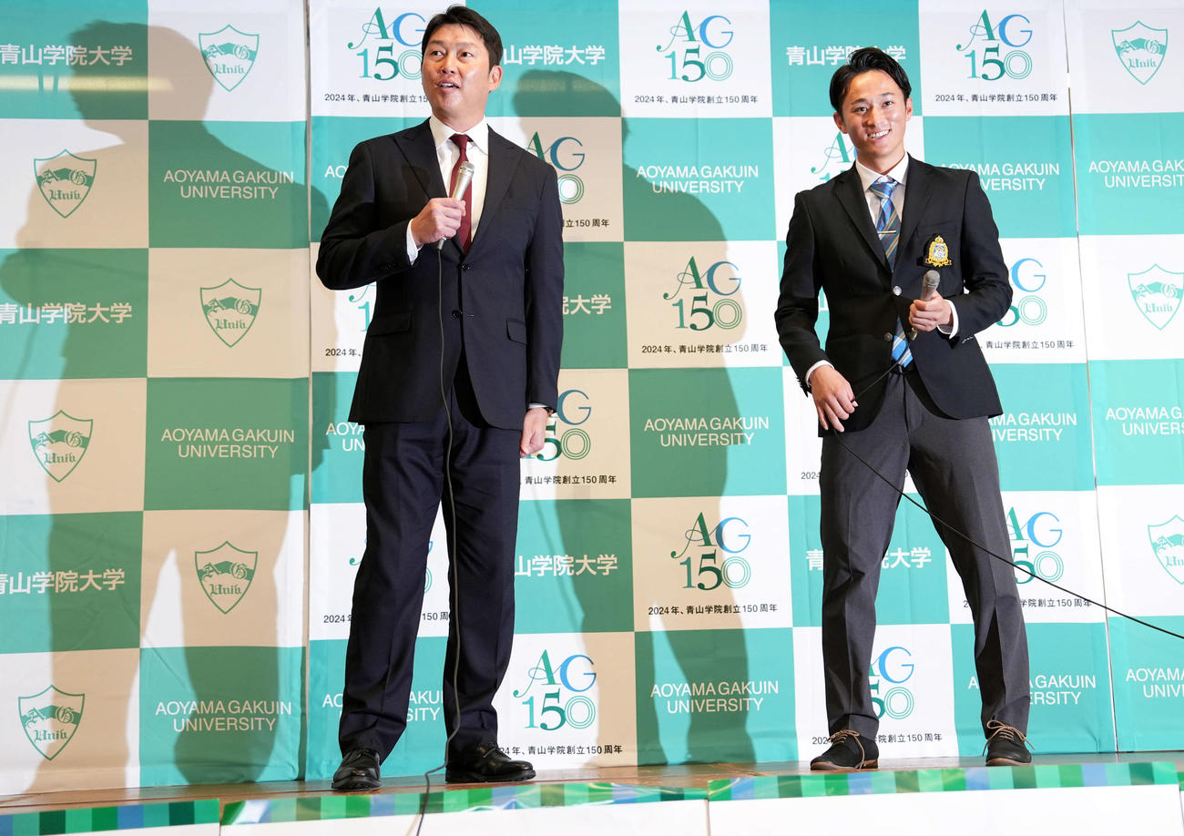 青学大・佐々木（右）と記者の質問に答える広島新井監督（撮影・たえ見朱実）