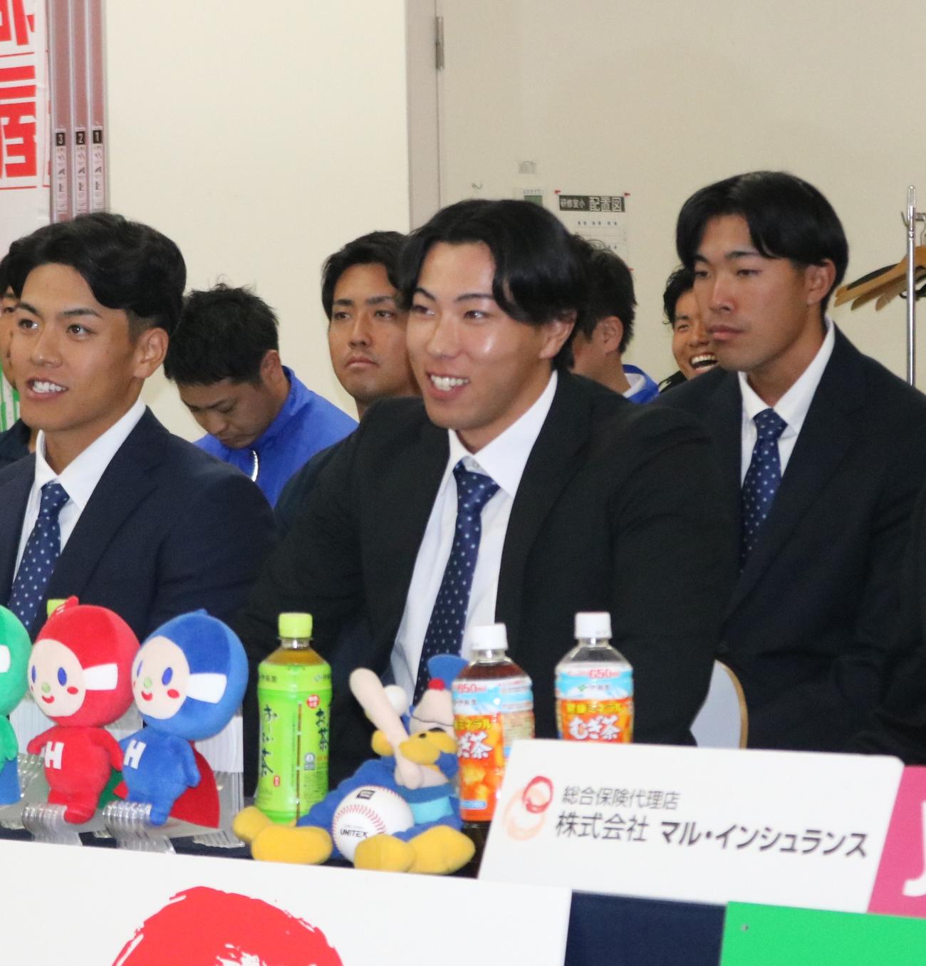 阪神から育成1位指名を受けた四国IL徳島の工藤泰成投手は笑顔を見せる（撮影・林亮佑）