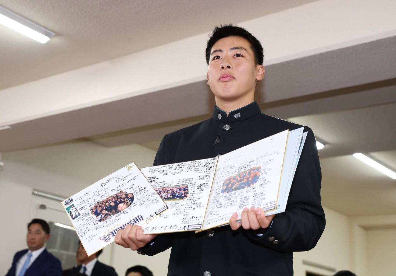 中日から5位指名された北照・高橋はチームメートから寄せ書きを贈られる（撮影・黒川智章）