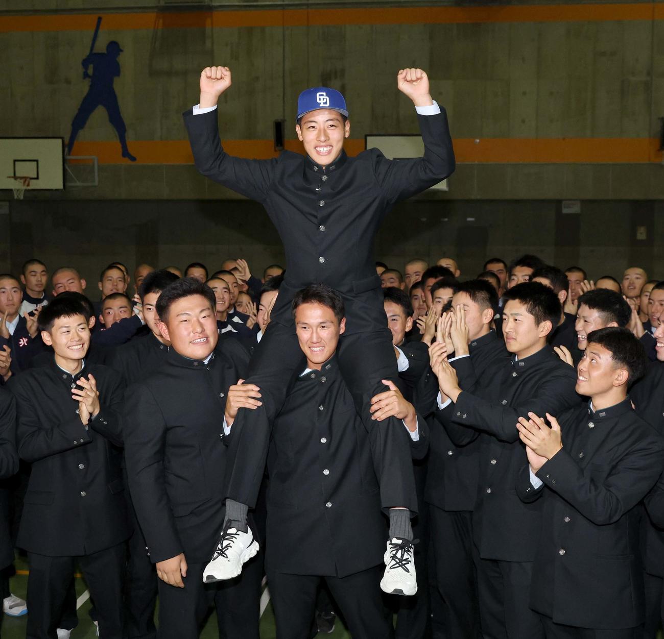 中日から5位指名された北照・高橋はチームメートに担がれ笑顔（撮影・黒川智章）