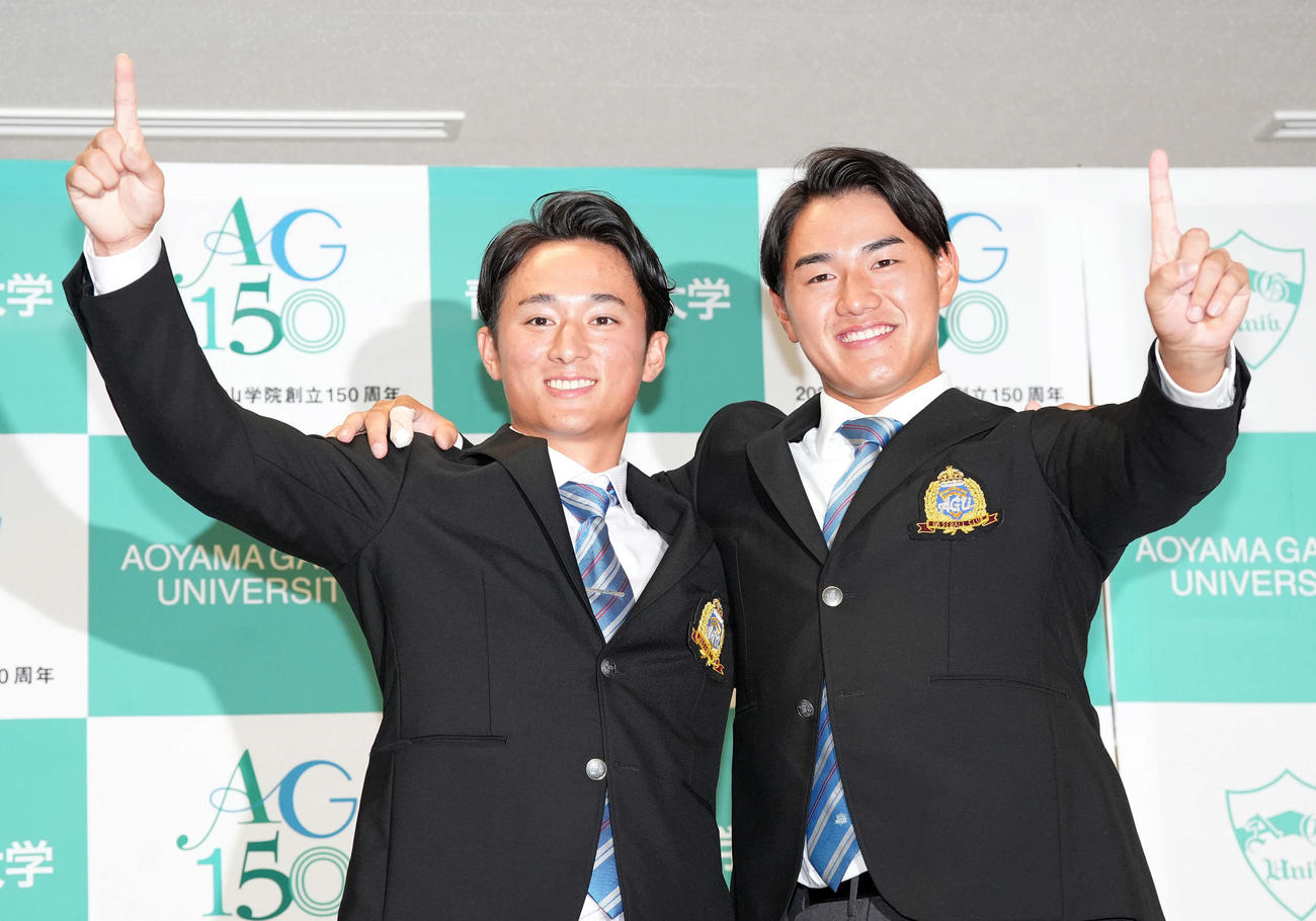 ロッテからドラフト1位指名を受けた青学大・西川史（右）と広島からドラフト1位の指名を受けた佐々木（撮影・たえ見朱実）