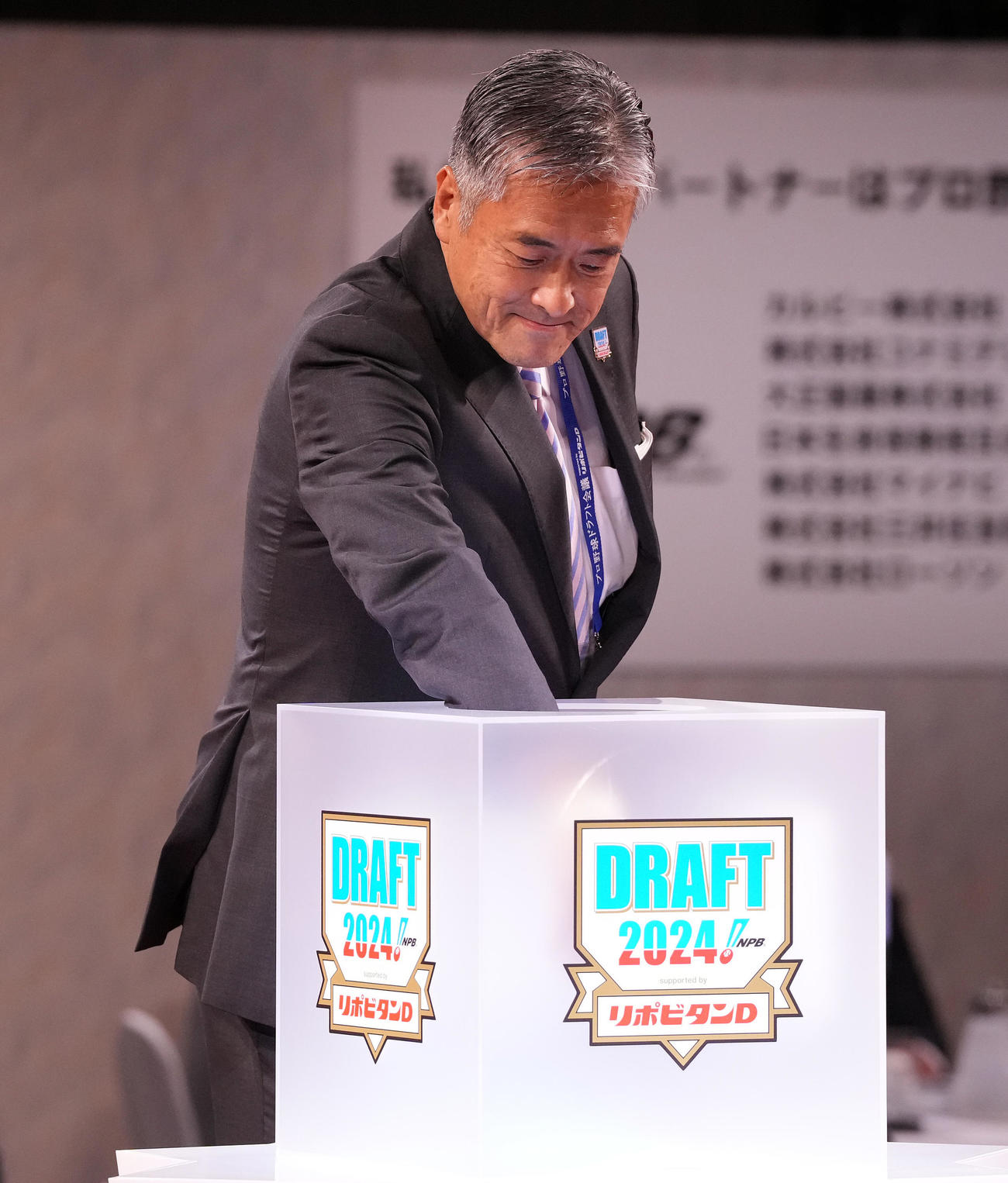 ドラフト1位で青学大・西川を指名し、くじを引く玉塚取締役オーナー代行（撮影・鈴木みどり）