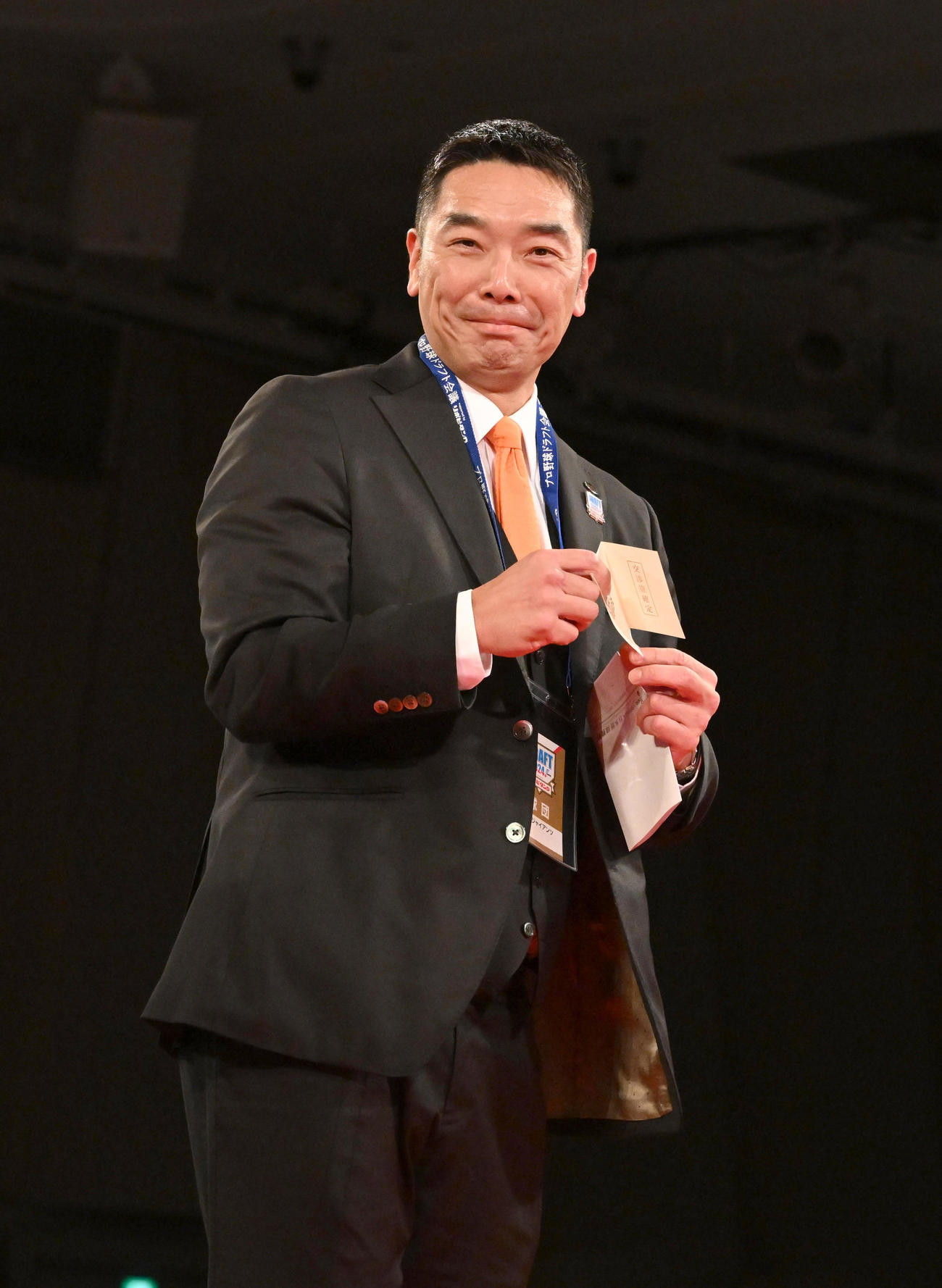 花咲徳栄・石塚を引き当て、笑顔を見せる巨人阿部監督（代表撮影）