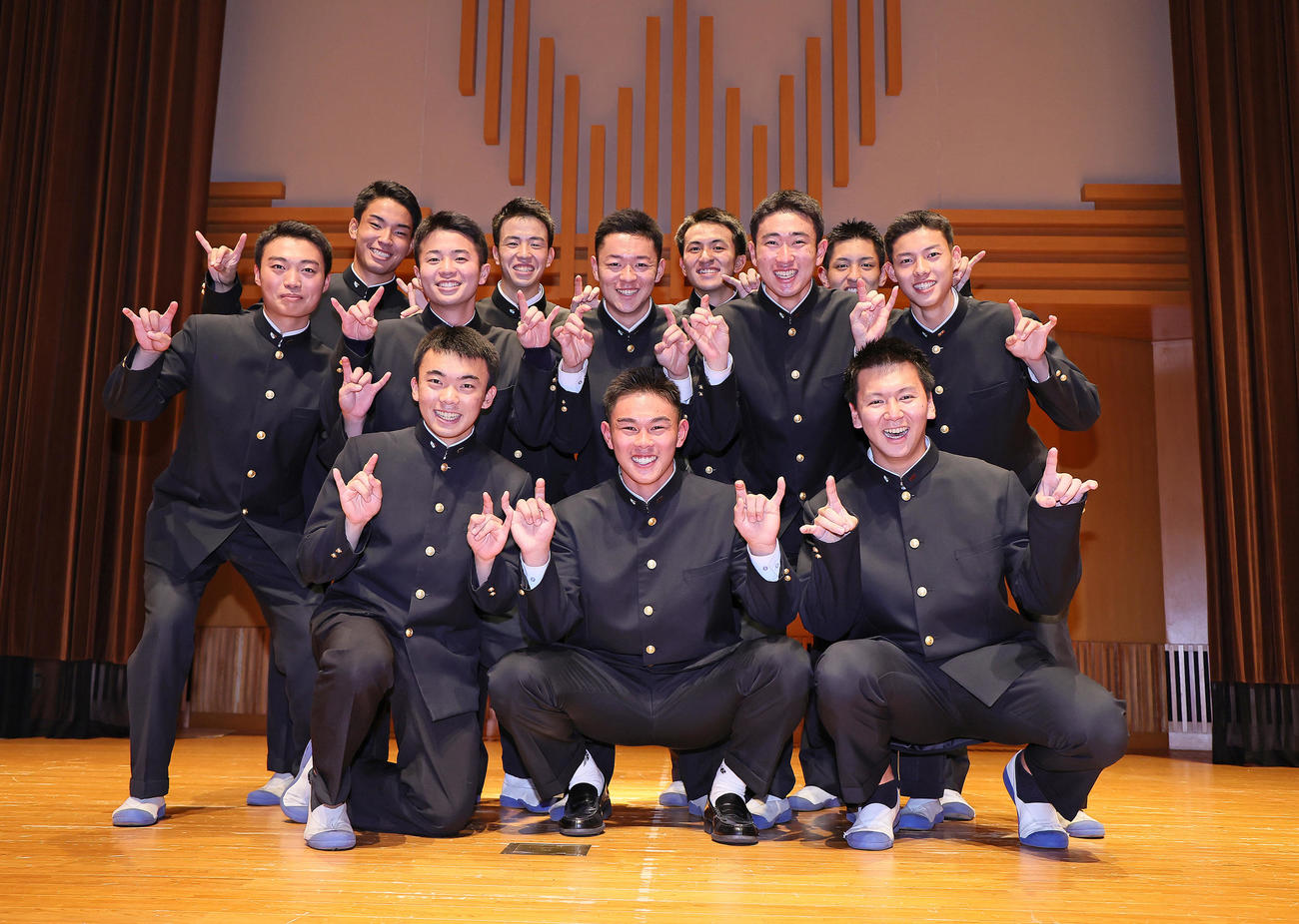 ソフトバンクから4位指名された早実・宇野（前列中央）はチームメートと笑顔でポーズを決める（撮影・足立雅史）
