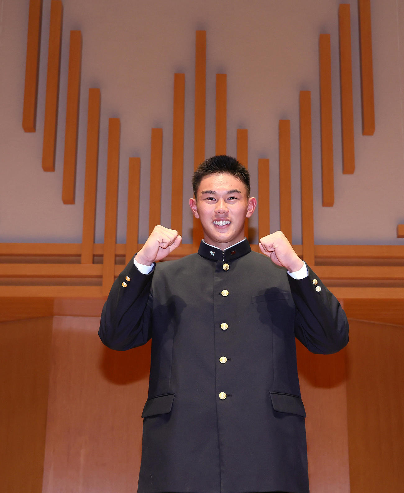 ソフトバンクから4位指名された早実・宇野は笑顔でガッツポーズ（撮影・足立雅史）
