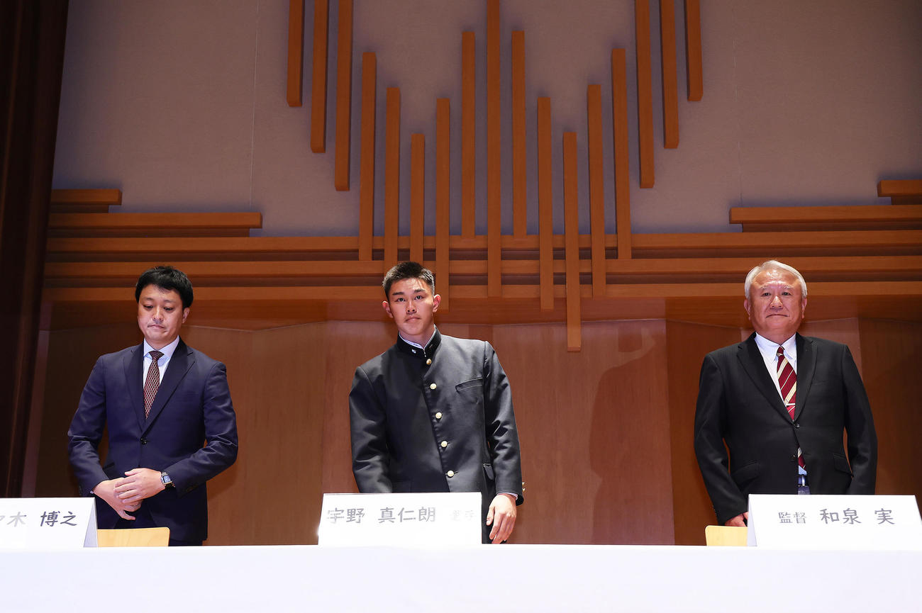 ソフトバンクから4位指名され会見に臨む早実・宇野（中央）。左は佐々木部長、右は和泉監督（撮影・足立雅史）