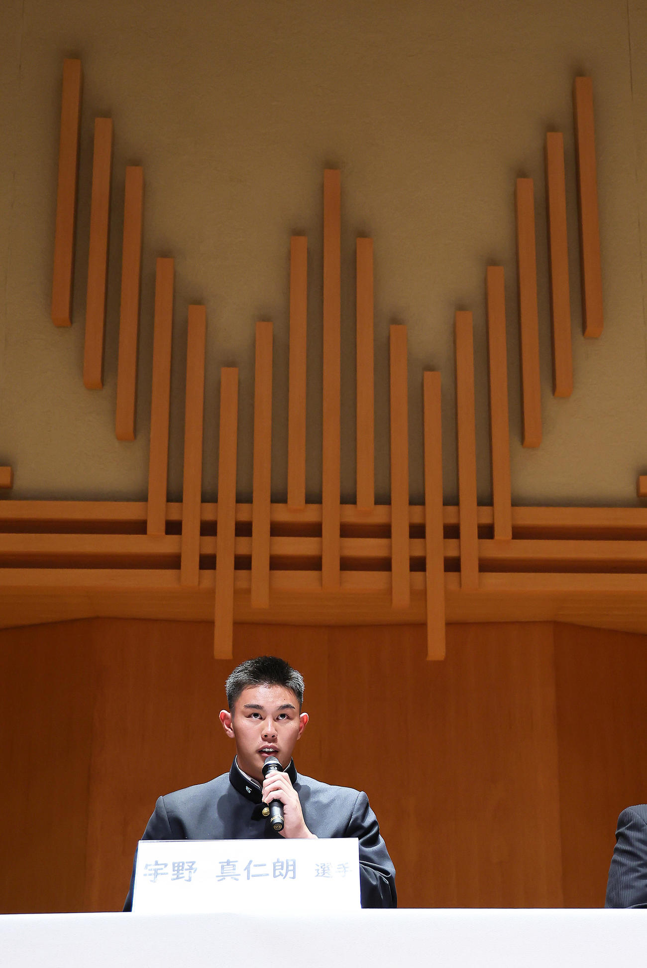 ソフトバンクから4位指名され会見に臨む早実・宇野（撮影・足立雅史）