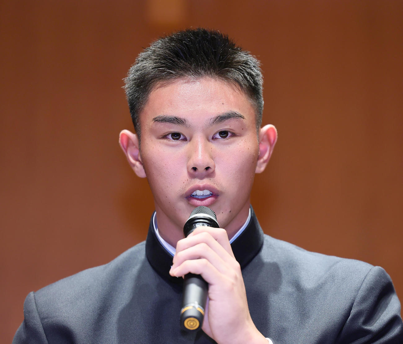 ソフトバンクから4位指名され会見に臨む早実・宇野（撮影・足立雅史）