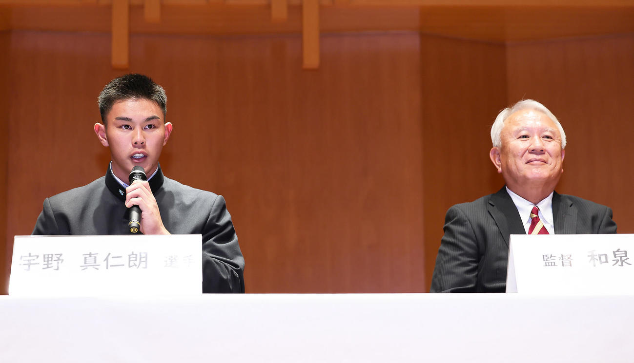 ソフトバンクから4位指名され会見に臨む早実・宇野（左）。右は和泉監督（撮影・足立雅史）