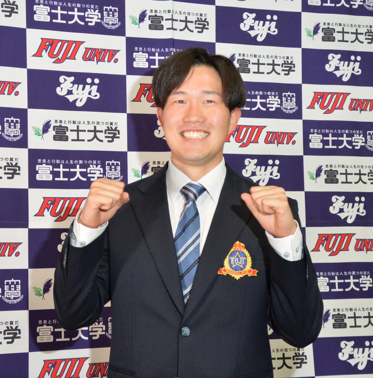 ソフトバンクから3位で指名された富士大・安徳はガッツポーズ（撮影・浜本神威）