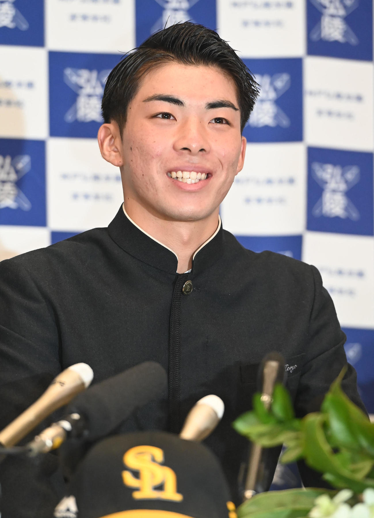 ソフトバンクから1位指名され笑顔で会見をする神戸弘陵の村上泰斗（撮影・石井愛子）