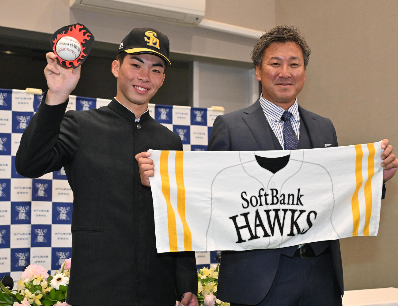 会見を終え笑顔を見せる（左から）神戸弘陵の村上泰斗、岡本博公監督（撮影・石井愛子）