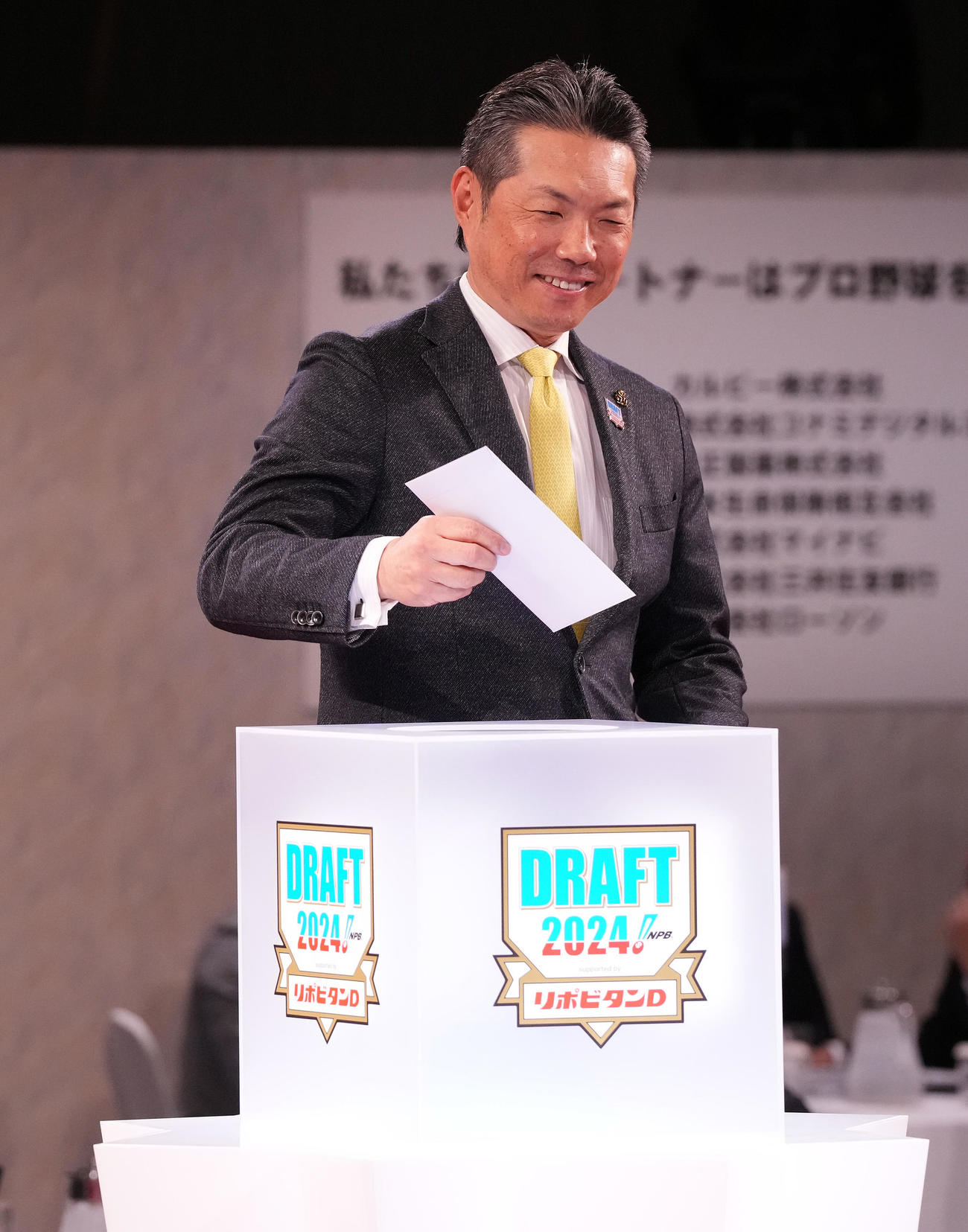 福岡大大濠・柴田のくじを引くソフトバンク小久保監督（撮影・鈴木みどり）