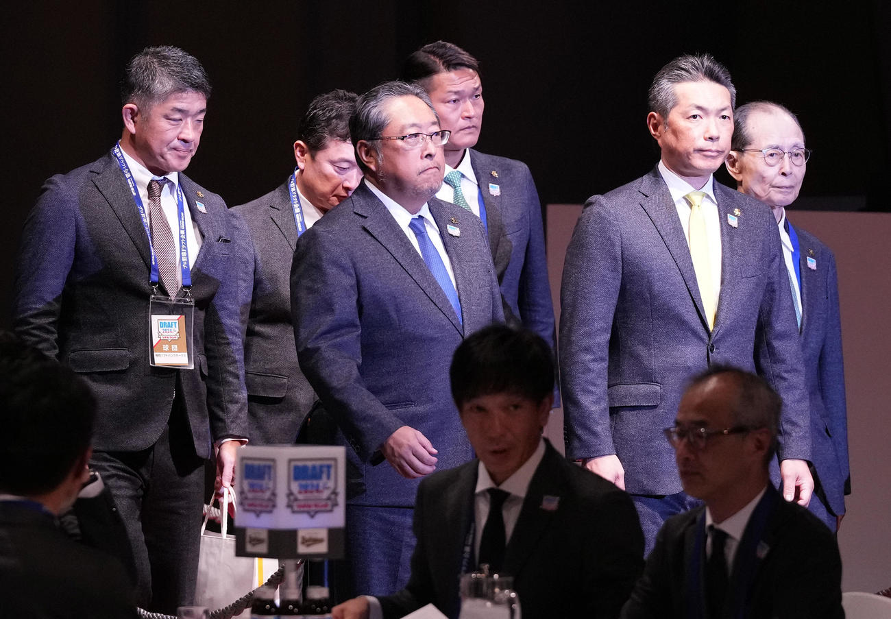 ドラフト会議で入場するソフトバンク小久保監督（右から2人目）。右は王会長（撮影・鈴木みどり）
