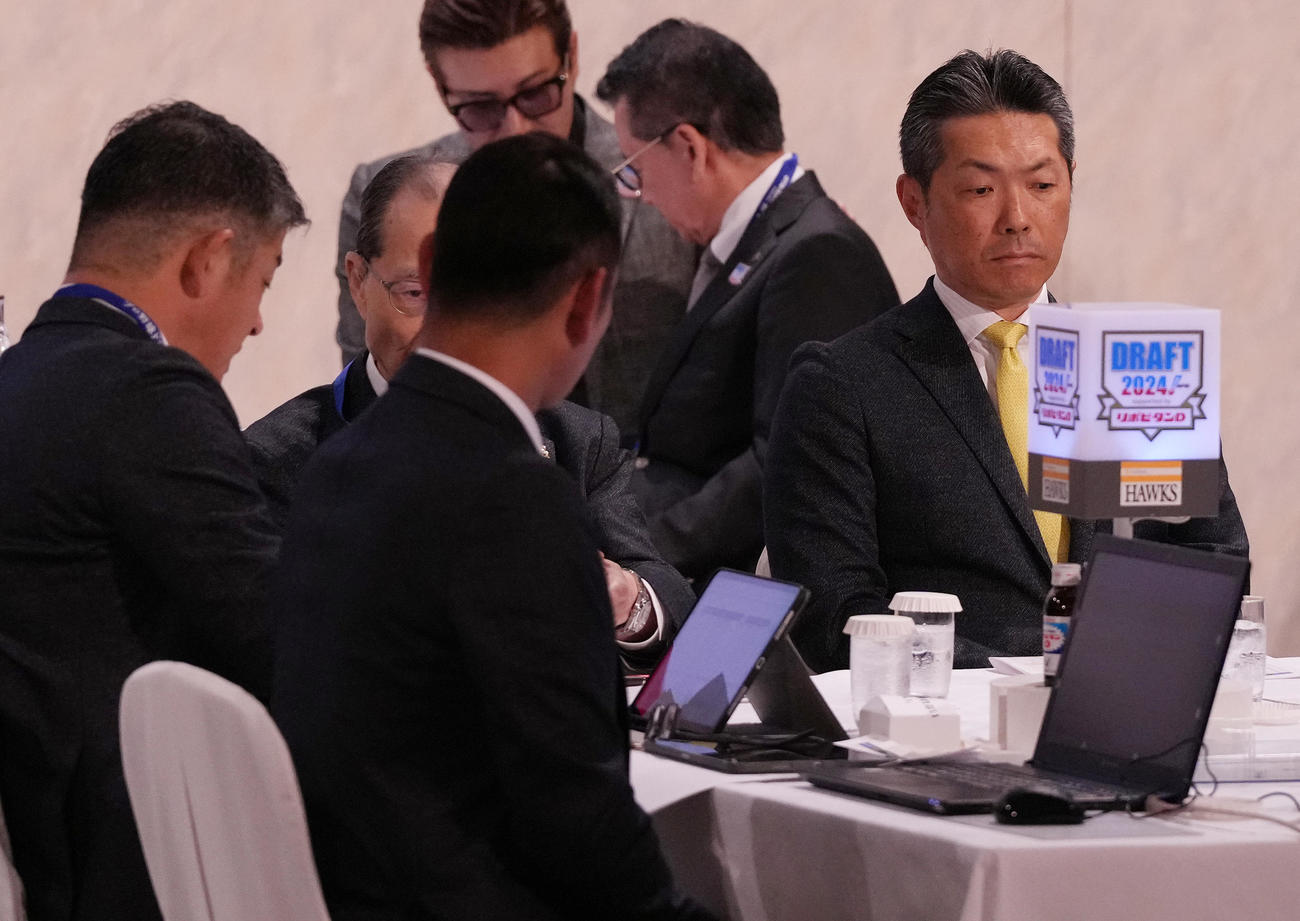 ドラフト会議に臨むソフトバンク小久保監督（右）（撮影・鈴木みどり）