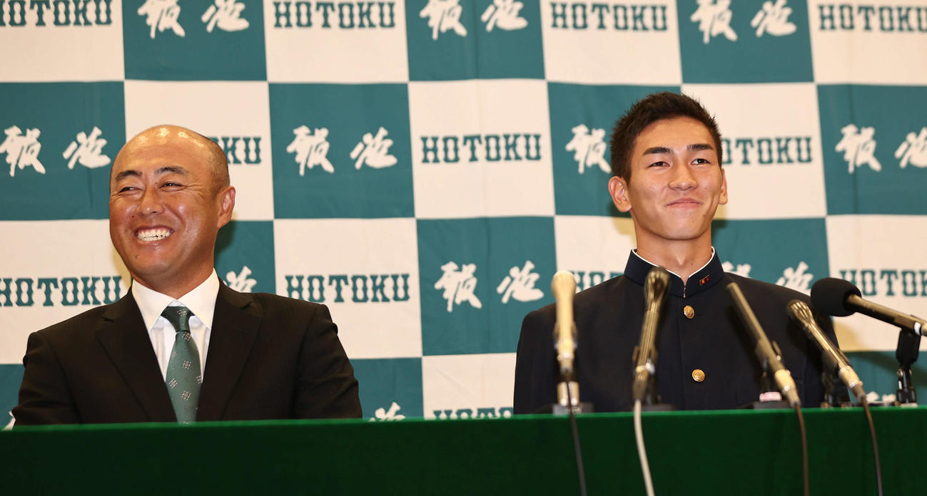阪神2位指名の報徳学園・今朝丸（右）は大角監督とともに会見に臨む（撮影・西尾就之）