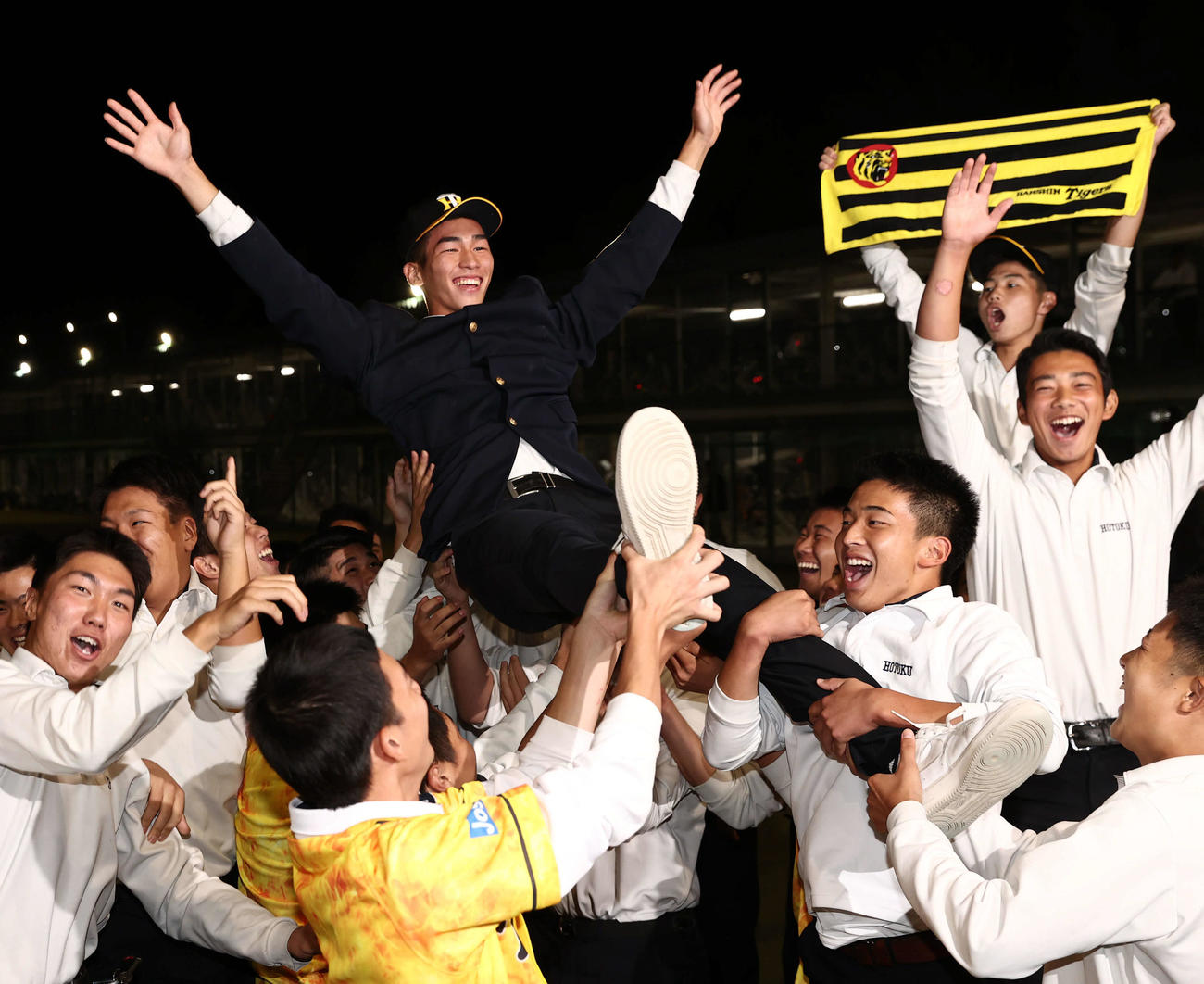 阪神2位指名の報徳学園・今朝丸はチームメイトに胴上げの祝福を受ける（撮影・西尾就之）