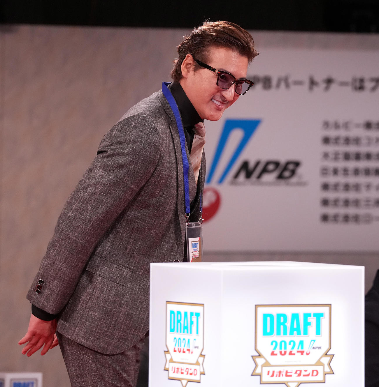 ドラフト1位で福岡大大濠・柴田の交渉権を獲得し、笑顔の日本ハム新庄監督（撮影・鈴木みどり）