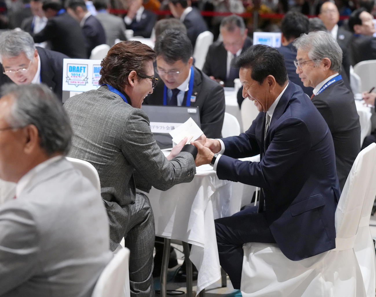 福岡大大濠・柴田の指名権獲得し喜び合う、日本ハム新庄監督（左）と栗山英樹CBO（代表撮影）
