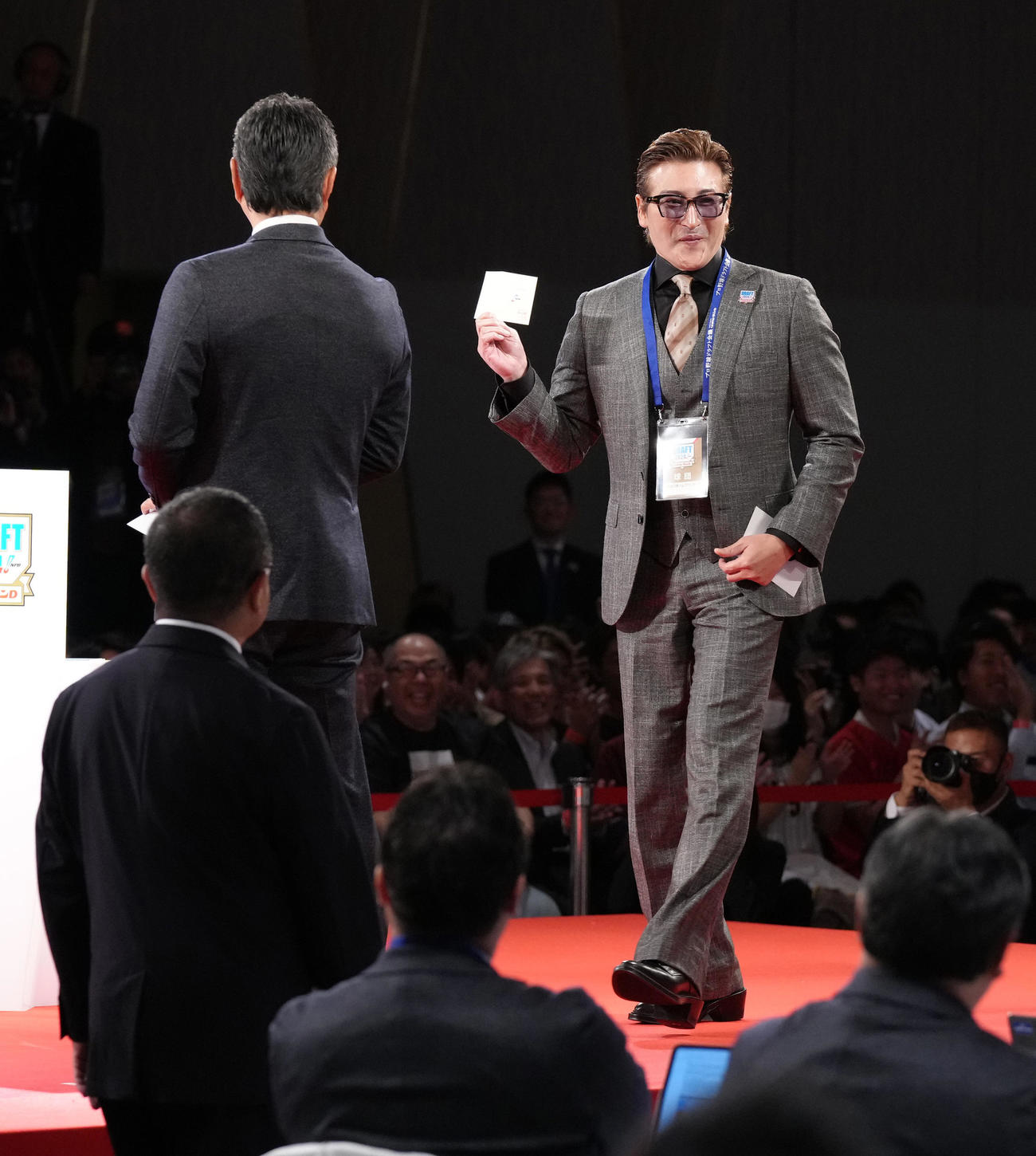福岡大大濠・柴田の指名権獲得のくじを引いて喜ぶ日本ハム新庄監督（右）（代表撮影）