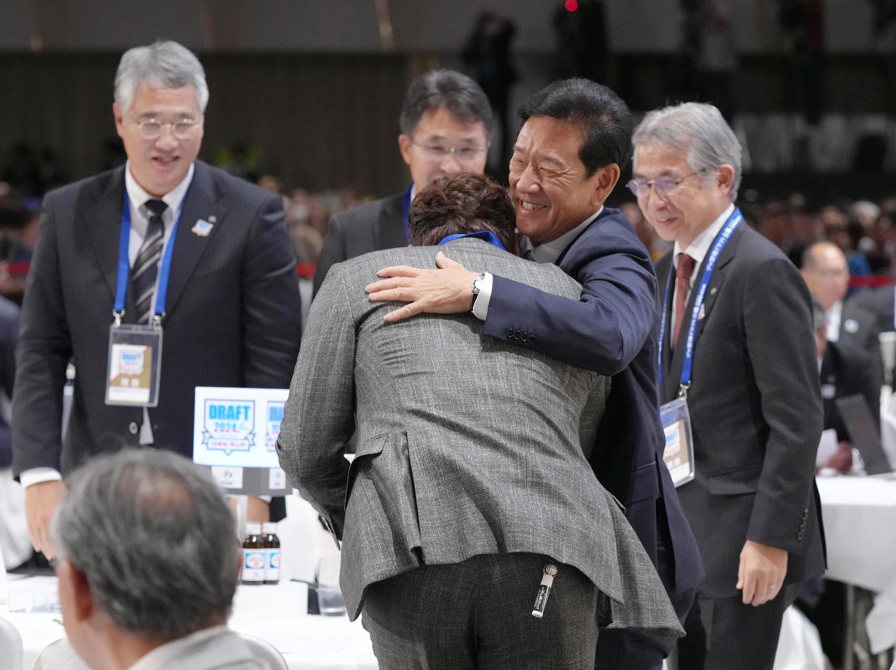 福岡大大濠・柴田の指名権獲得した日本ハム新庄監督を抱きしめる栗山CBO（代表撮影）