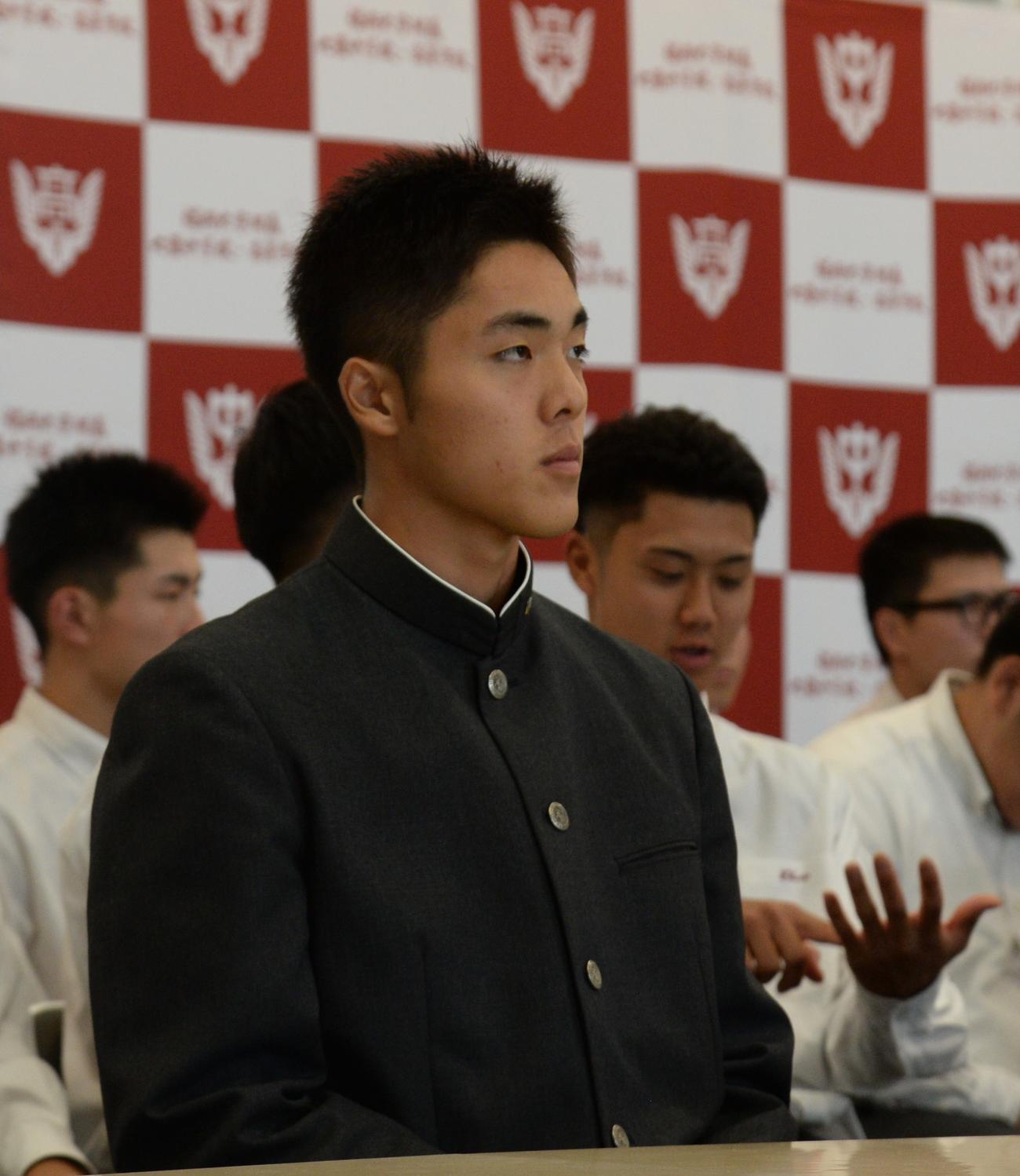 会見場に姿を見せた福岡大大濠・柴田（撮影・佐藤究）