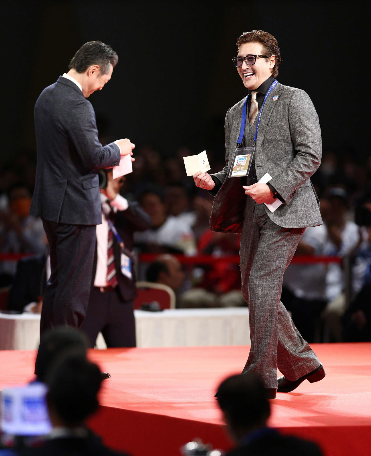 福岡大大濠・柴田の1位指名の抽選で交渉権を引き当てガッツポーズする日本ハム新庄監督。左はソフトバンク小久保監督（撮影・河田真司）