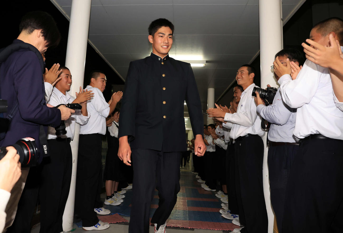日本ハムドラフト4位で指名された前橋商・清水（中央）はナインの花道を笑顔で通る（撮影・浅見桂子）