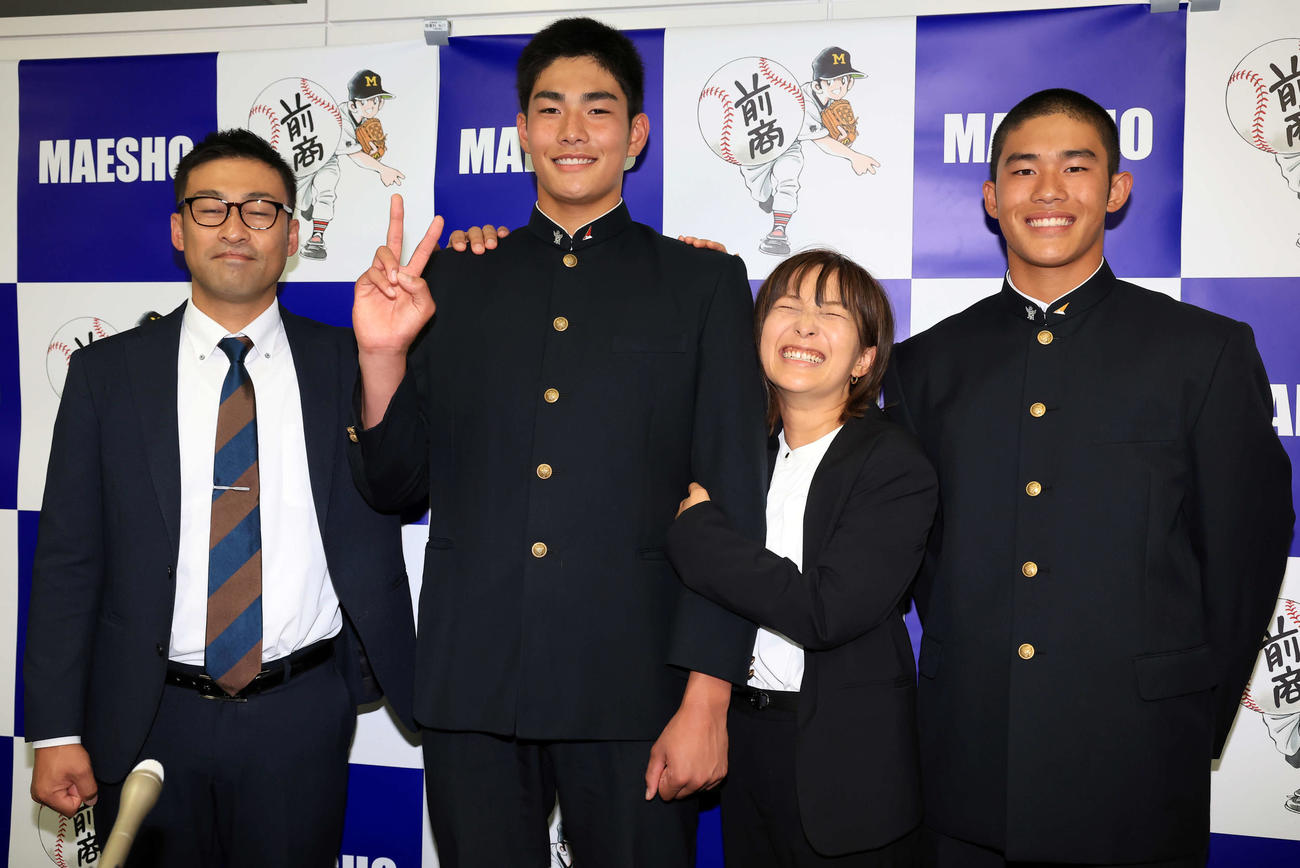 日本ハムドラフト4位で指名された前橋商・清水（中央左）は父の政良さん（左）、母の真純さん（右から2人目）、弟の洸輔さんと笑顔で記念撮影（撮影・浅見桂子）
