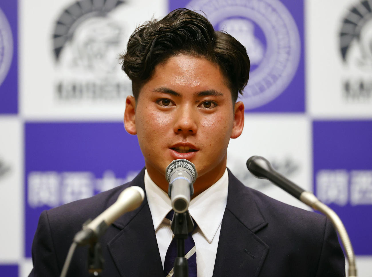 中日が交渉権を獲得し、記者会見する関大・金丸（撮影・藤尾明華）