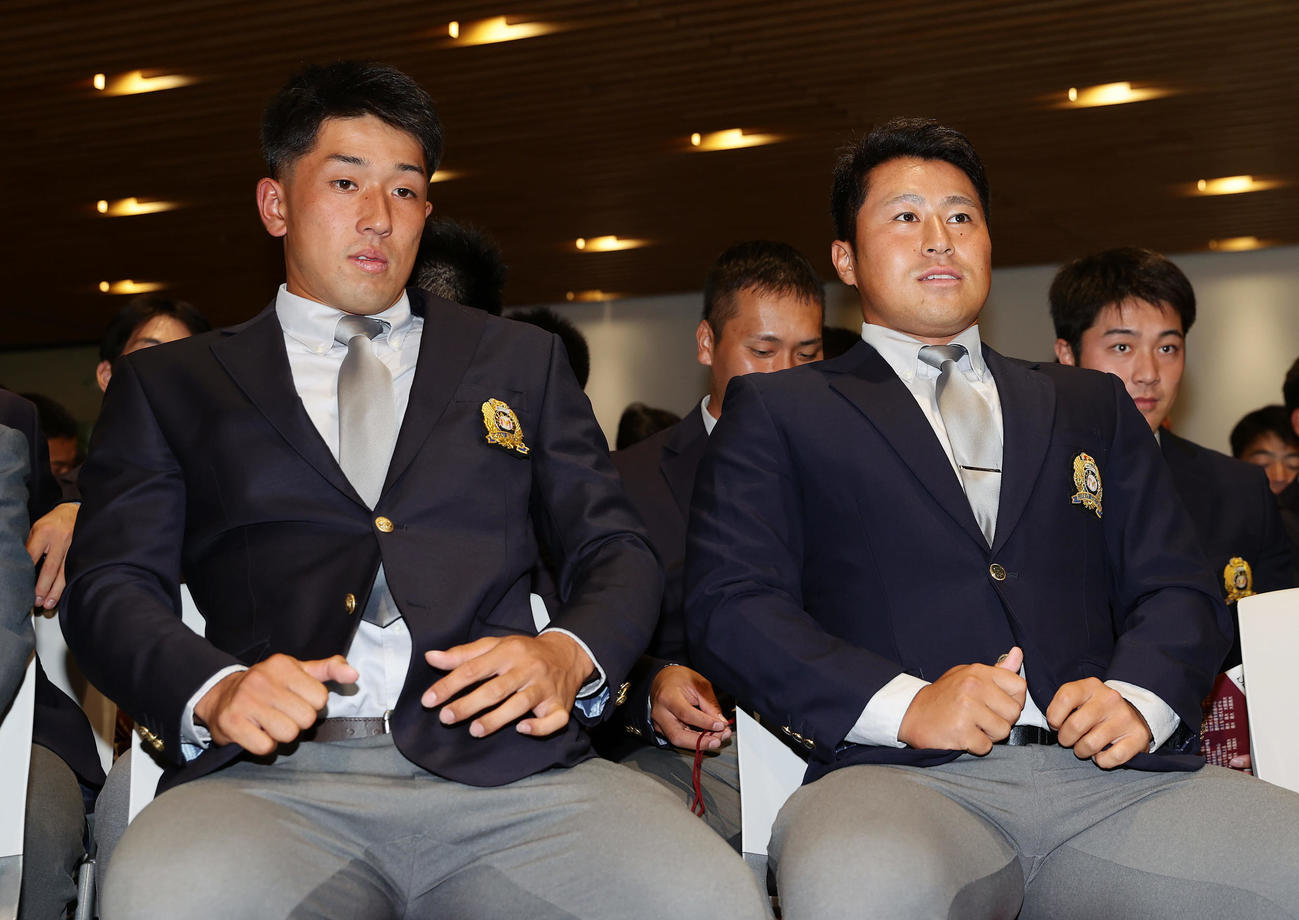ドラフト会議の開始を待つ大商大・岡田（左）と渡部（撮影・前田充）