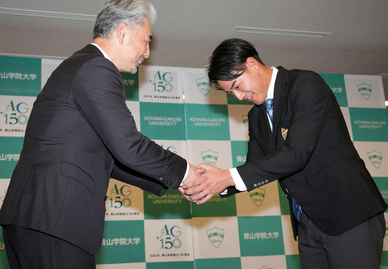 ロッテ吉井監督（左）を迎える青学大・西川（撮影・たえ見朱実）