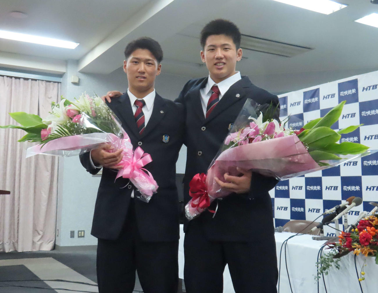 ともに指名を受け、笑顔で写真に納まる花咲徳栄・石塚と上原（撮影・水谷京裕）