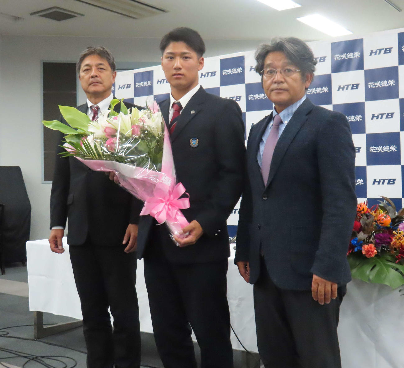 オリックスから育成ドラフト3位指名を受け、関校長（左）、岩井監督（右）と記念撮影する花咲徳栄・上原（撮影・水谷京裕）