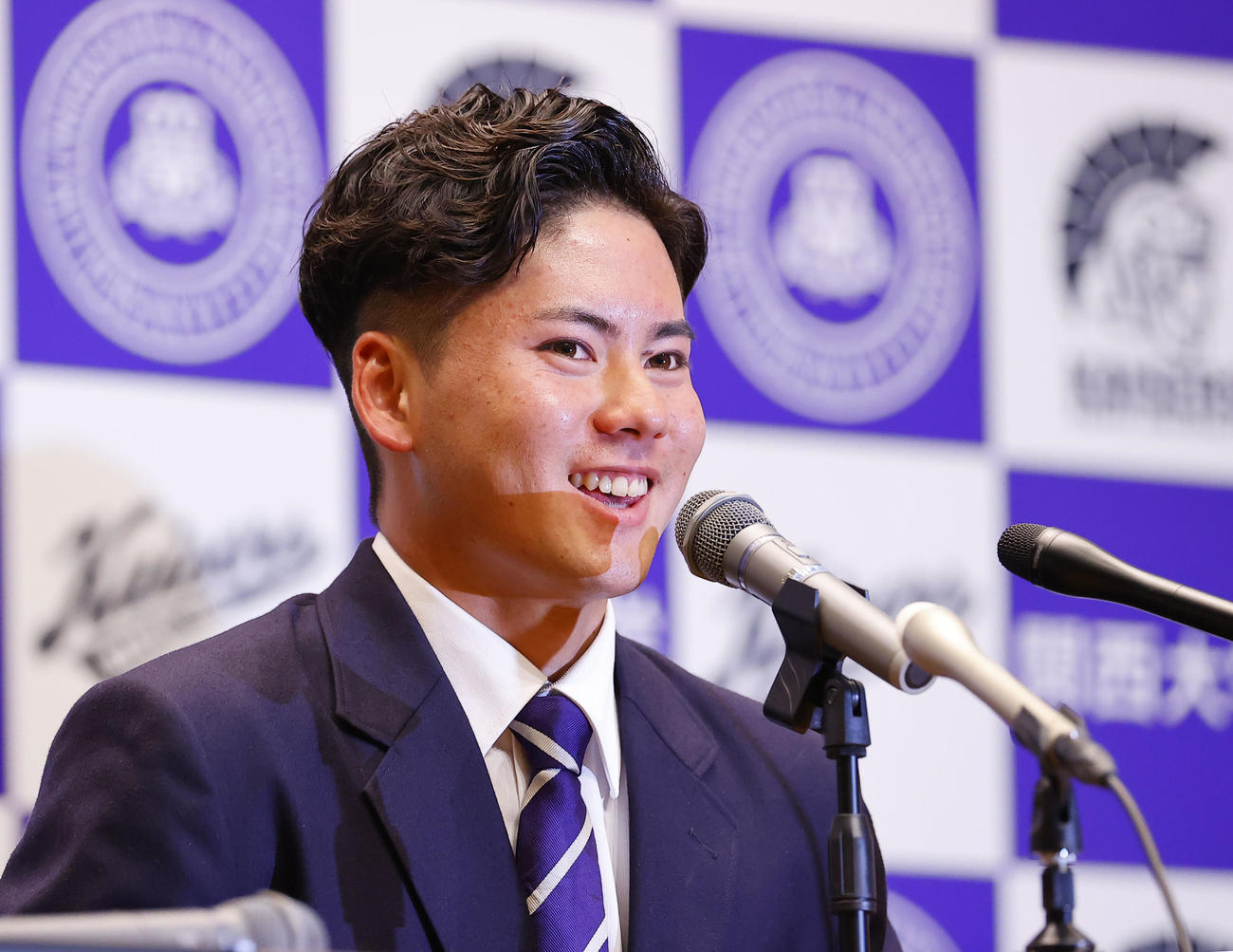 中日から1位指名を受け、記者会見する関大・金丸（撮影・藤尾明華）