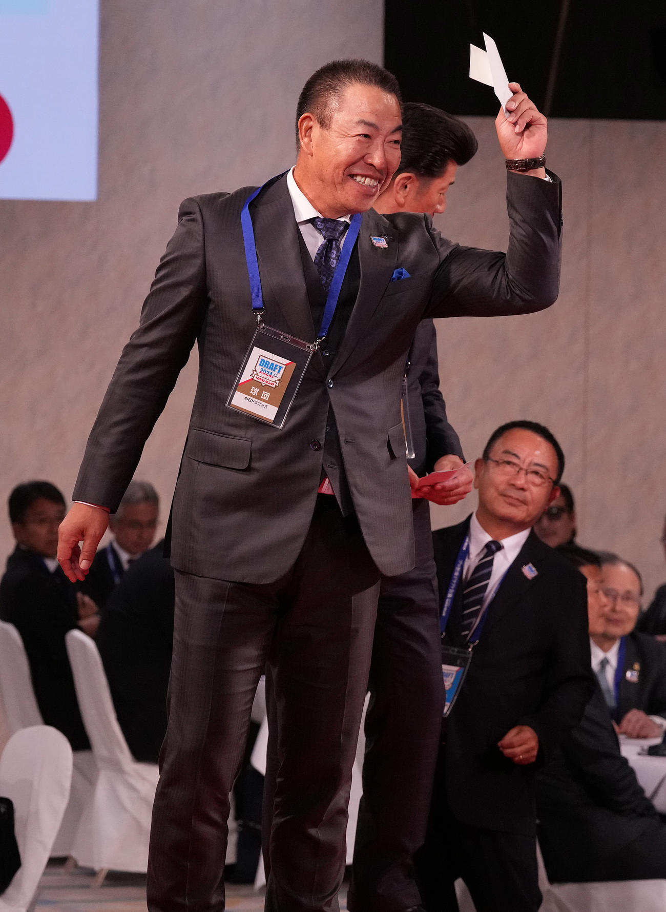 ドラフト1位で関大・金丸の交渉権を獲得し、喜ぶ中日井上監督（撮影・鈴木みどり）