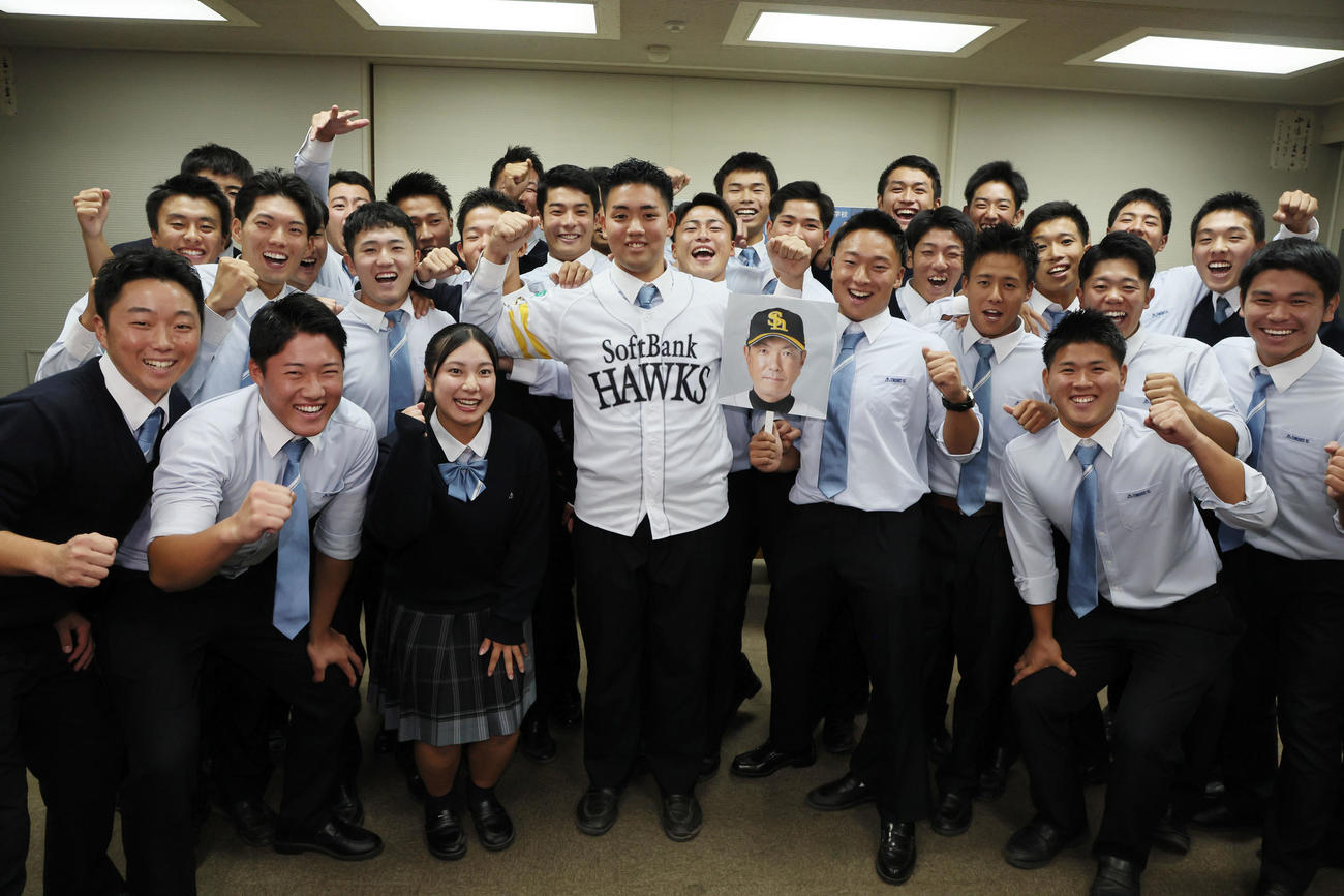 ソフトバンクから育成7位で指名を受けチームメートと記念写真に納まる津嘉山憲志郎（撮影・加藤哉）