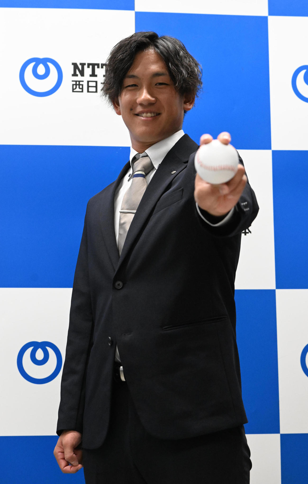 阪神から1位指名を受けボールを手に喜びを表すNTT西日本の伊原（撮影・和賀正仁）