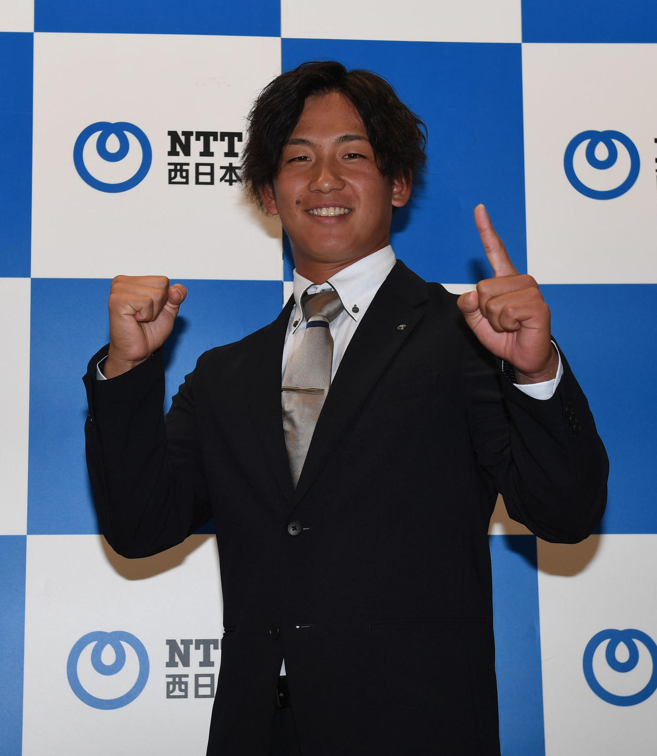 阪神から1位指名を受けポーズを取るNTT西日本の伊原（撮影・和賀正仁）