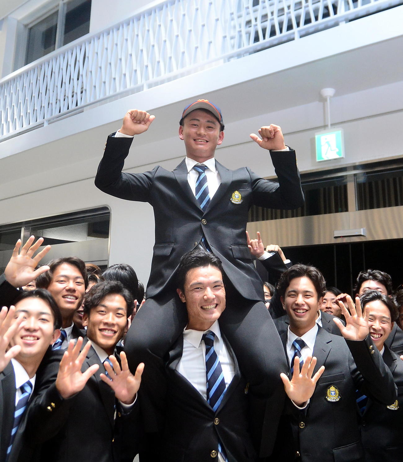 巨人5位指名の東海大静岡・宮原駿介投手は、仲間に担がれ笑顔を見せる