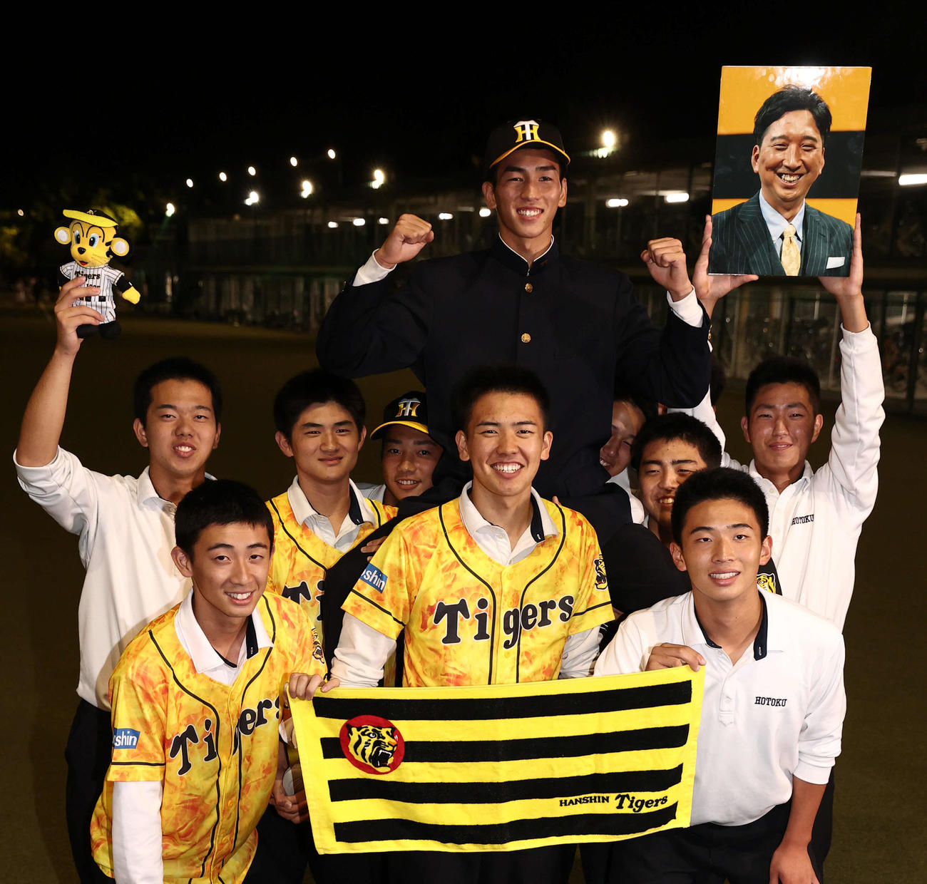 阪神2位指名の報徳学園・今朝丸裕喜はチームメイトに騎馬を作ってもらい祝福を受ける（撮影・西尾就之）
