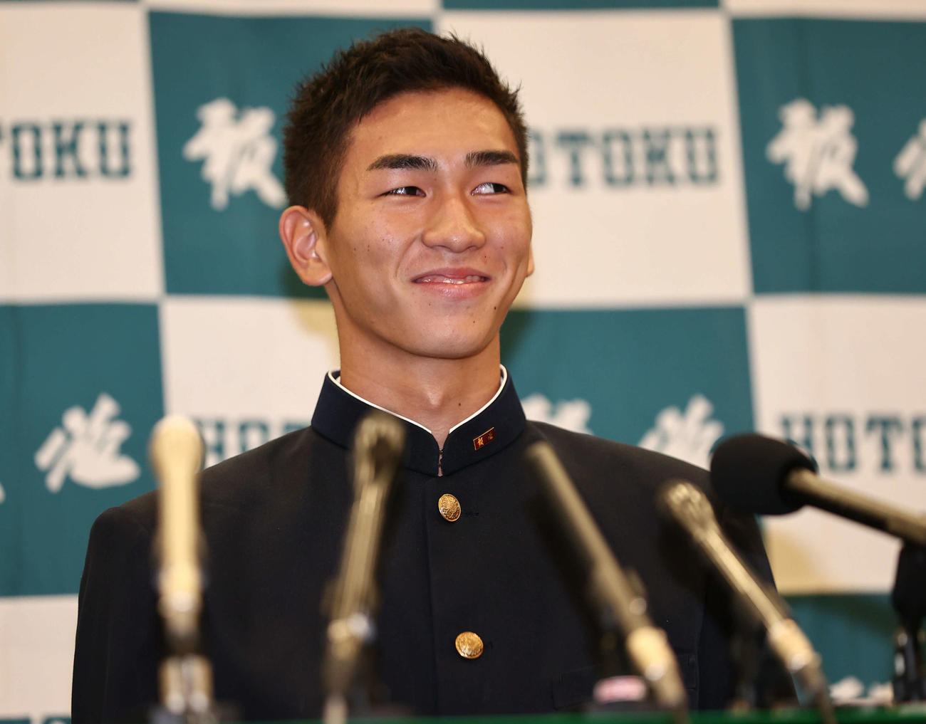 阪神2位指名の報徳学園・今朝丸裕喜（右）は笑顔で会見に臨む（撮影・西尾就之）