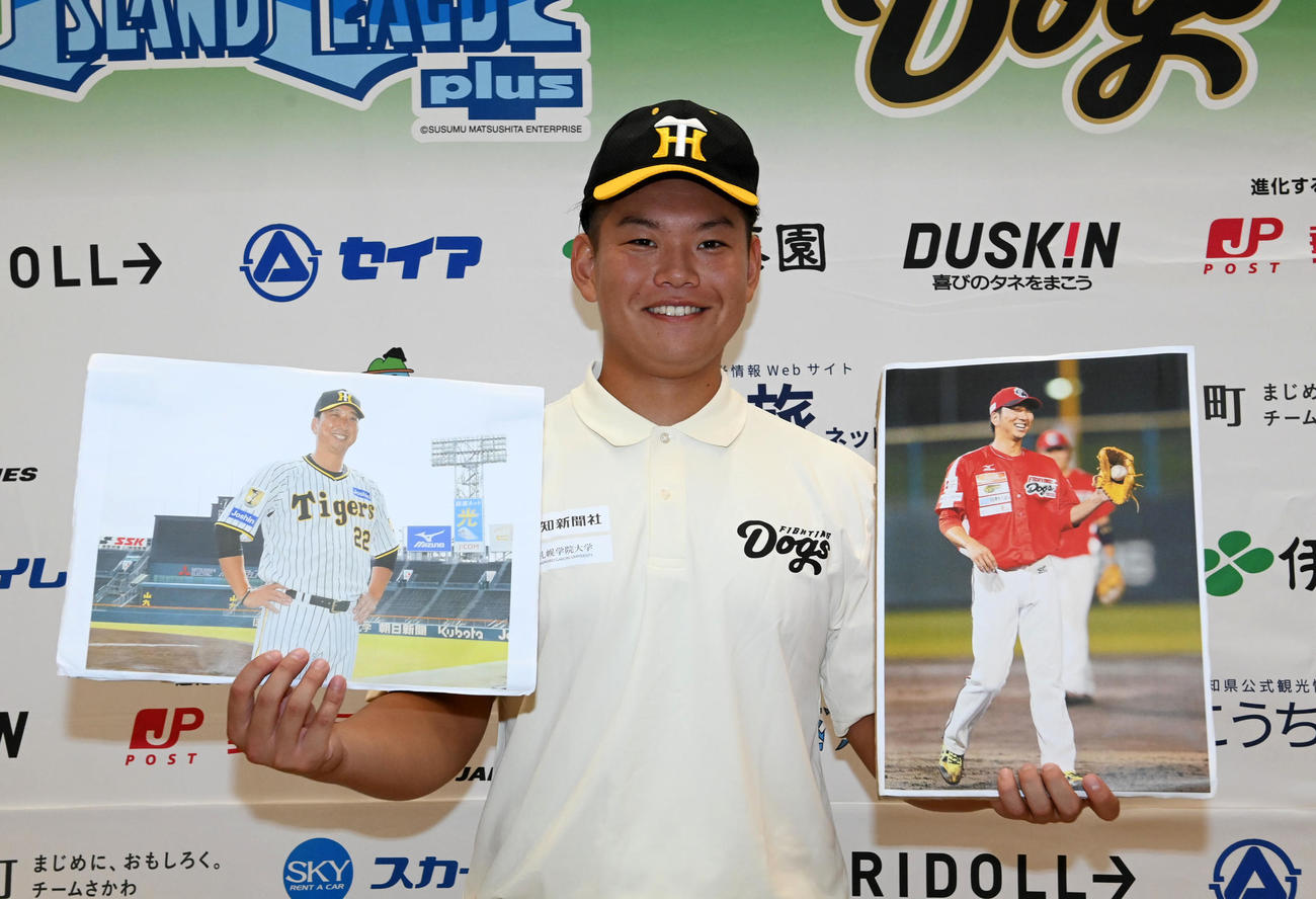 阪神から育成2位で指名された嶋村は藤川監督の写真を手にプロでの活躍を誓う（撮影・前岡正明）