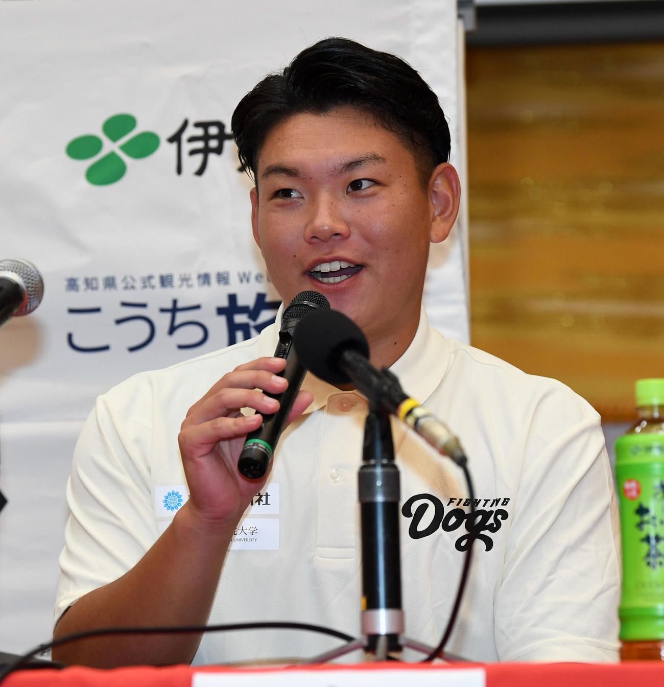 阪神から育成2巡目で指名された嶋村麟士朗は笑顔で会見を行う（撮影・前岡正明）