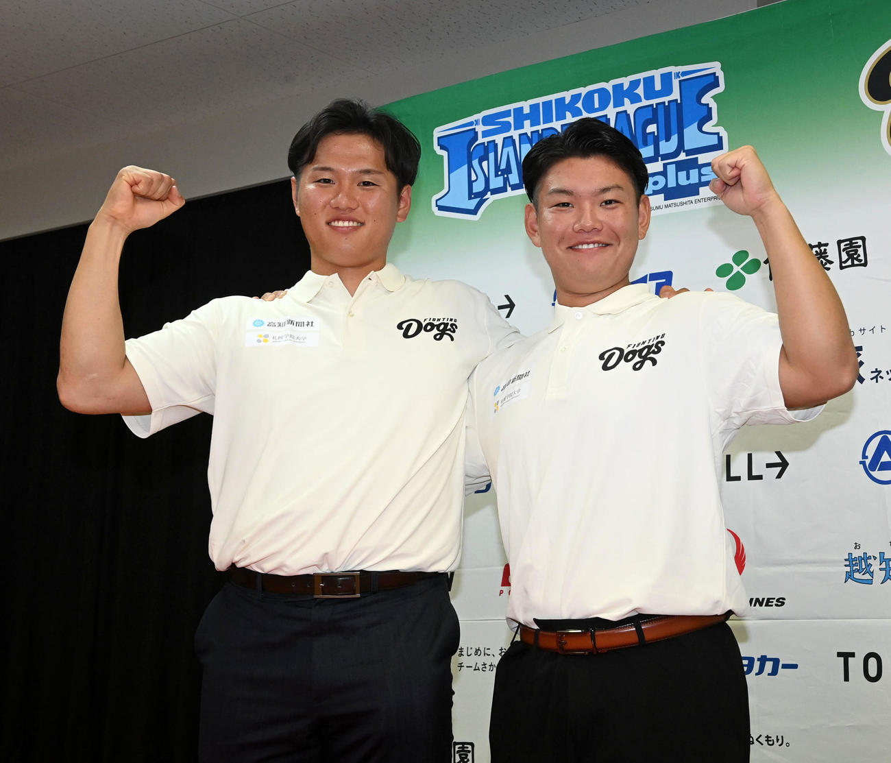 DeNAにドラフト4位で指名された四国IL高知の若松（左）と阪神育成2位で指名された嶋村は笑顔でガッツポーズ（撮影・前岡正明）