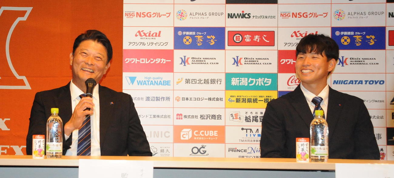 ヤクルトから育成3位指名を受けたオイシックス下川（右）に笑顔でエールを送る橋上監督（撮影・小林忠）